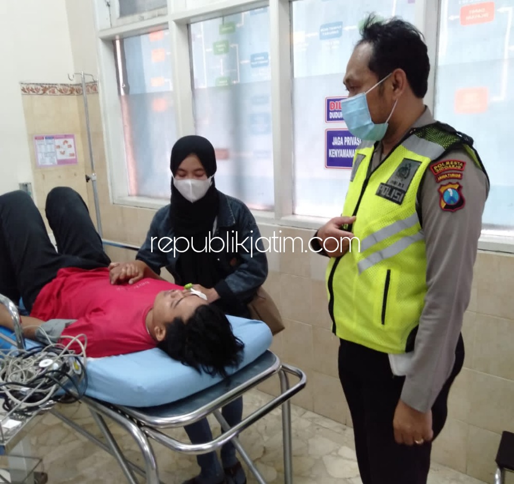 DIRAWAT - Korban kecelakaan motor tabrak motor di JL Raya Janti, Kecamatan Waru, Sidoarjo menyebabkan para pengendara motor terluka dilarikan rumah sakit, Kamis (03/02/2022). 