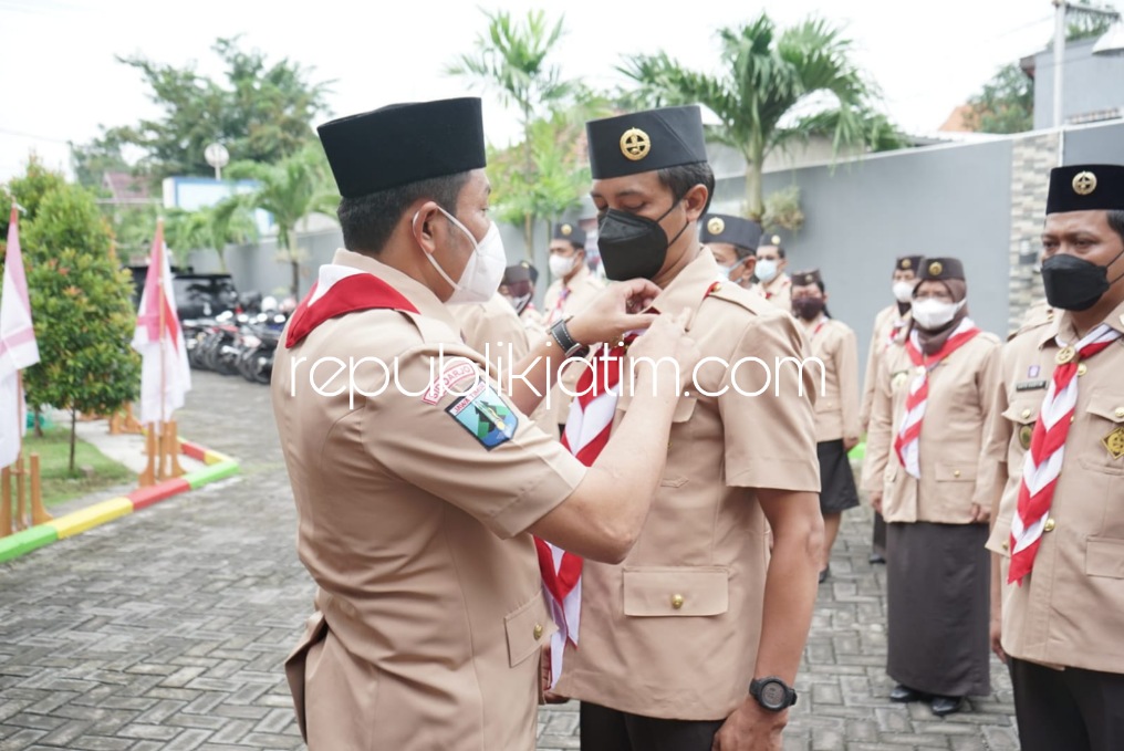 LANTIK - Ketua Kwarcab Gerakan Pramuka Sidoarjo, Subandi melantik Pengurus Pusat Pendidikan dan Penelitian Cabang (Pusdiklatcab) Puslitbangcab, Pusinfo,Gugus Darma, Dewan Kehormatan, dan Lembaga Pemeriksa Keuangan periode 2021-2026, Jumat (04/02/2022).