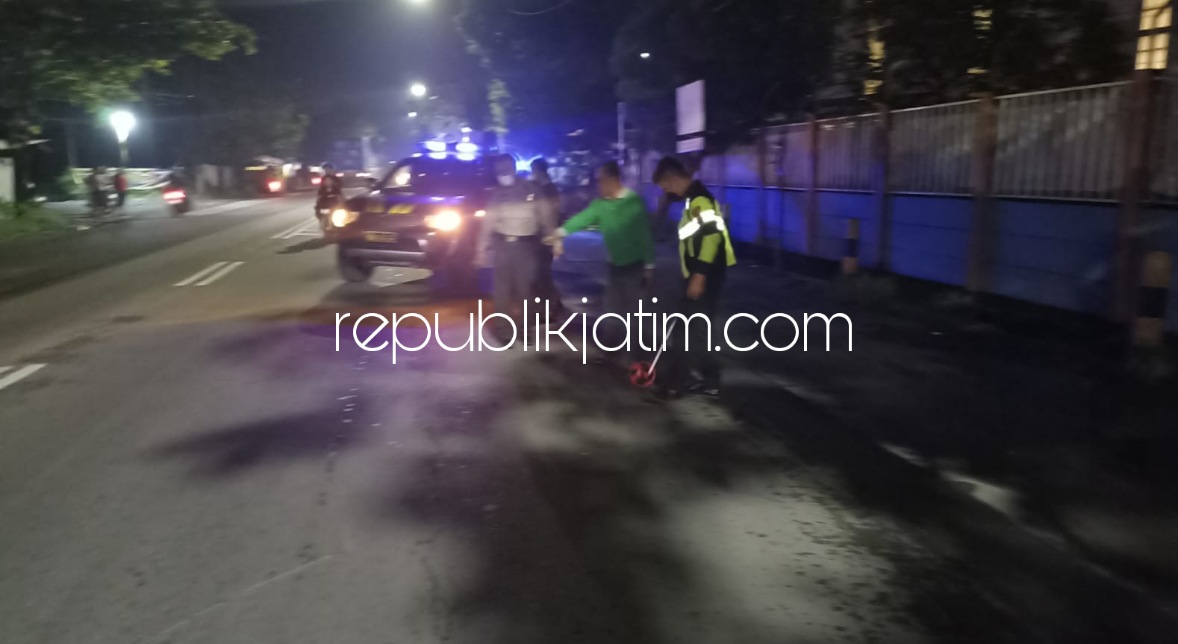 OLAH TKP - Sejumlah petugas Unit Laka, Satuan Lantas, Polresta Sidoarjo menggelar olah TKP tewasnya pengendara motor tertabrak truk di JL Raya Desa Kajartrengguli, Kecamatan Prambon, Sidoarjo, Jumat (04/02/2022) malam.