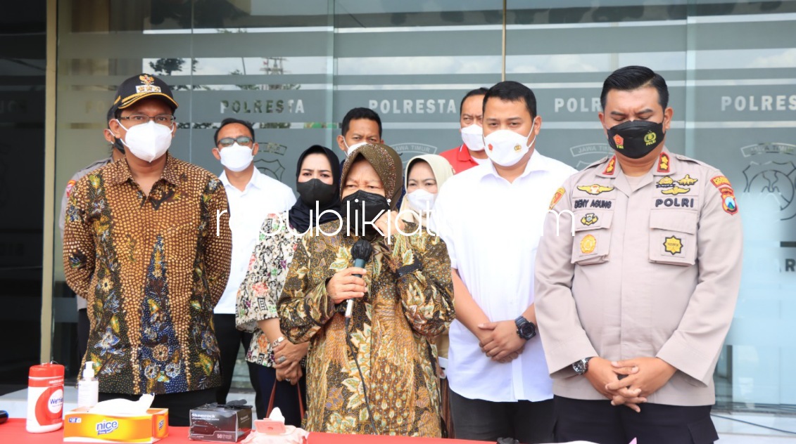 KDRT - Menteri Sosial RI, Tri Rismaharini mendatangi Polresta Sidoarjo dan bertemu Bupati Sidoarjo Ahmad Muhdlor Ali meminta agar kasus pencabulan (persetubuhan) dengan kekerasan fisik pada anak maupun KDRT tidak terulang, Sabtu (05/02/2022).