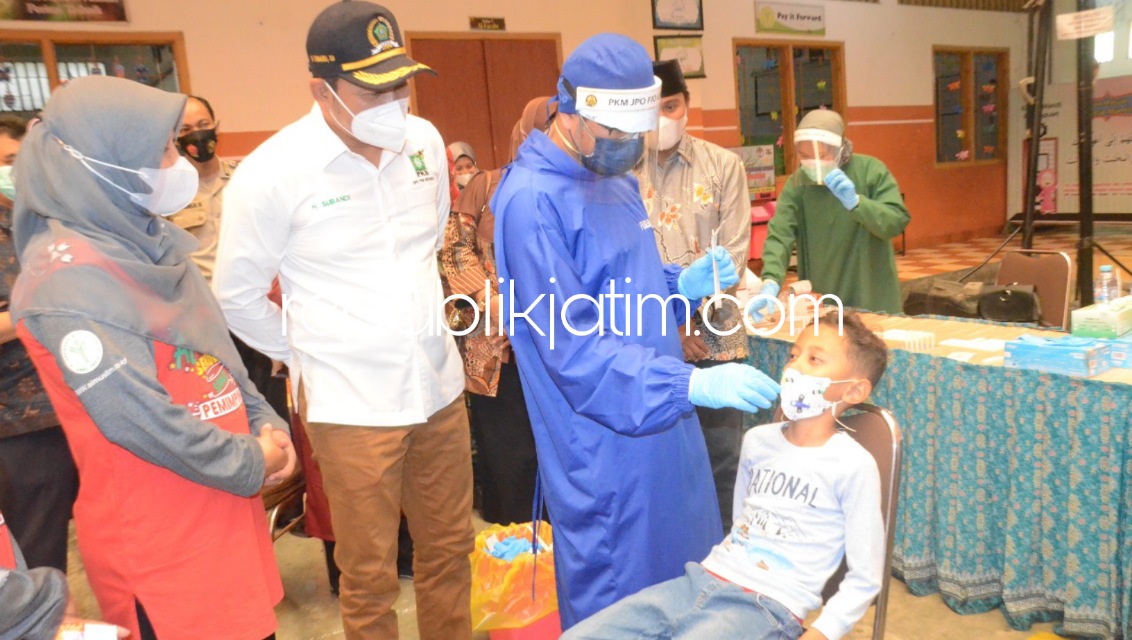 PANTAU - Wabup Sidoarjo, Subandi mengecek SD AL Muslim Waru yang salah seorang guru ada yang terpapar Covid-19 bersama Dinas Kesehatan (Dinkes) Pemkab Sidoarjo, Sabtu (05/02/2022).