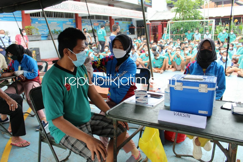 VAKSIN - Rutan Kelas I Surabaya Kanwil Kemenkumham Jatim menggelar berbagai layanan kesehatan bagi warga binaan pemasyarakatan (WBP) menggandeng stakeholder untuk memberikan pelayanan vaksinasi Covid-19 hingga kontrasepsi KB suntik, Sabtu (05/02/2022).