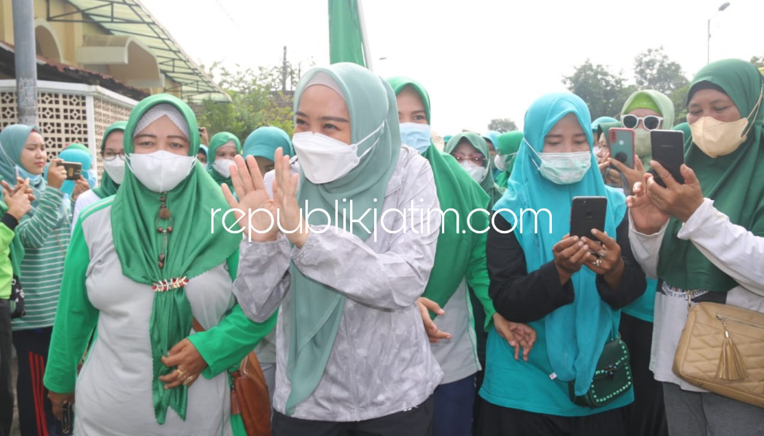 JALAN SEHAT - Ketua TP PKK Kabupaten Sidoarjo, Ny Sa'adah Ahmad Muhdlor Ali ikut jalan sehat bersama PAC Fatayat NU Prambon di Balai Desa Simogirang, Kecamatan Prambon, Sidoarjo, Sabtu (05/01/2022).