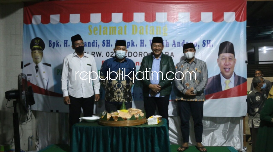 RESMIKAN - Wabup Sidoarjo, Subandi bersama Sekretaris Komisi A DPRD Sidoarjo, Warih Andono meresmikan lampu PJU Desa Wedoro, Kecamatan Waru, Sidoarjo, Sabtu (05/02/2022) malam.