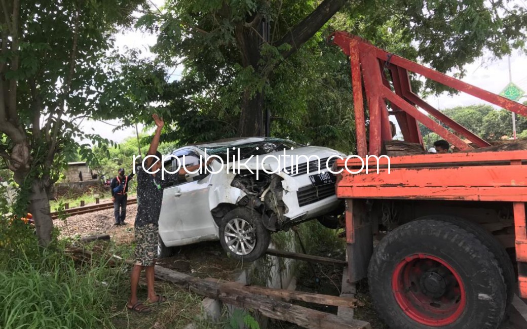 EVAKUASI - Sejumlah petugas menggunakan mobil derek mengevakuasi mobil Suzuki Ertiga yang jumping di samping lumpur Lapindo Desa Siring, Kecamatan Porong, Sidoarjo usai diseruduk dump truk yang kabur, Minggu (06/02/2022).