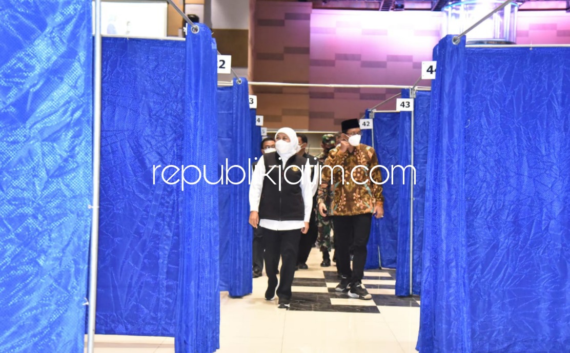 ISOTER - Gubernur Jatim, Khofifah Indar Parawansa didampingi Bupati Sidoarjo, Ahmad Muhdlor Ali mengecek kondisi instalasi Isolasi Terpusat (Isoter) untuk pasien Covid-19 di beberapa lokasi, salah satunya di Mall Pelayanan Publik (MPP) Sidoarjo, Minggu (0