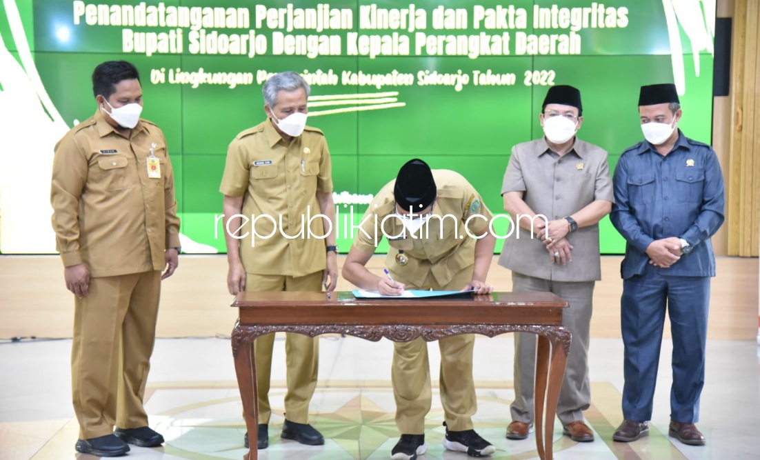 INTEGRITAS - Seluruh Kepala Organisasi Perangkat Daerah (OPD) di lingkungan Pemkab Sidoarjo menandatangani perjanjian kinerja dan pakta integritas di depan Bupati Sidoarjo, Ahmad Muhdlor Ali di Pendopo Delta Wibawa, Senin (07/02/2022). 