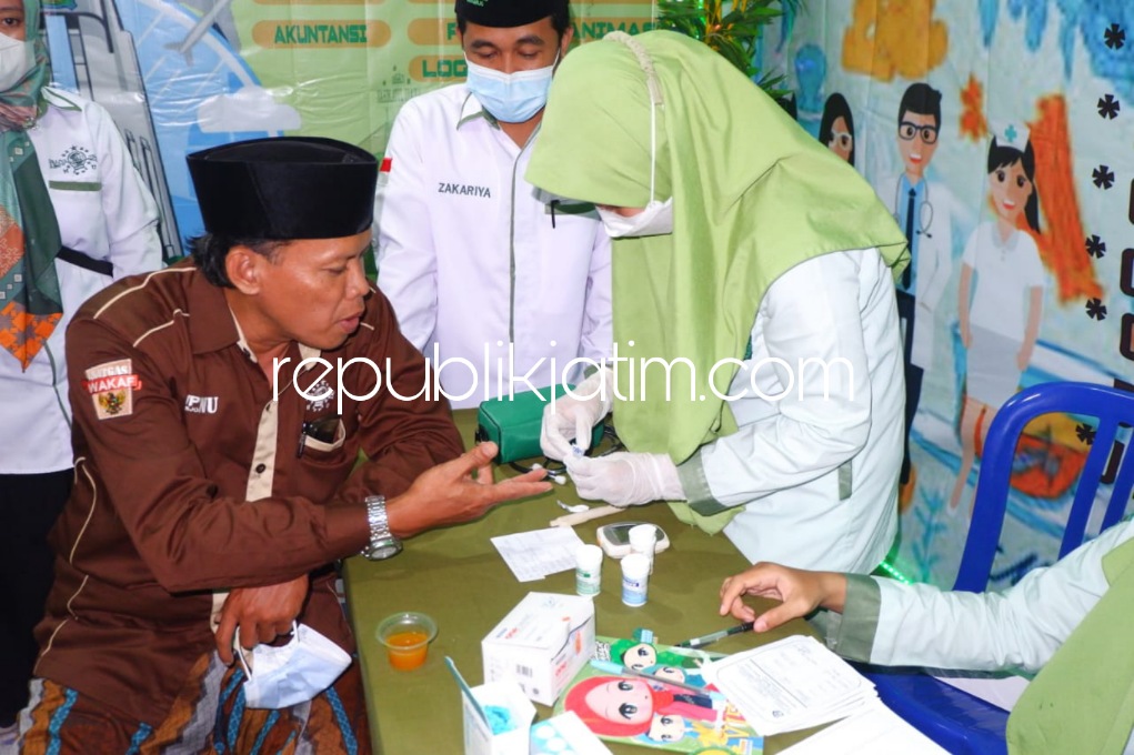 KESEHATAN - SMK Plus NU Sidoarjo turut meramaikan gelaran Pasar Murah dan Produk UMKM yang dilaksanakan MWC NU Sidoarjo Kota di Alun-alun Sidoarjo dengan membuka layanan kesehatan, Senin (07/02/2022) petang.