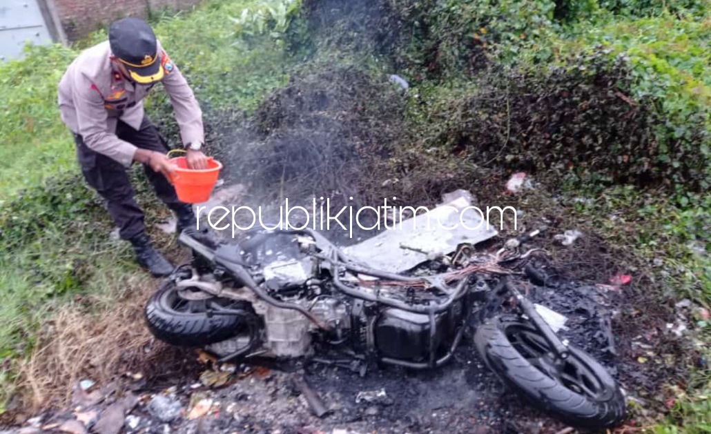 DIBAKAR - Motor milik Herwanto (33) warga Perum Renojoyo, Desa Kedungsolo, Kecamatan Porong, dibakar warga karena diduga mencuri di Samsul Huda (59) warga Desa Kedungbanteng, Kecamatan Tanggulangin, Sidoarjo, Selasa (08/02/2022) petang.