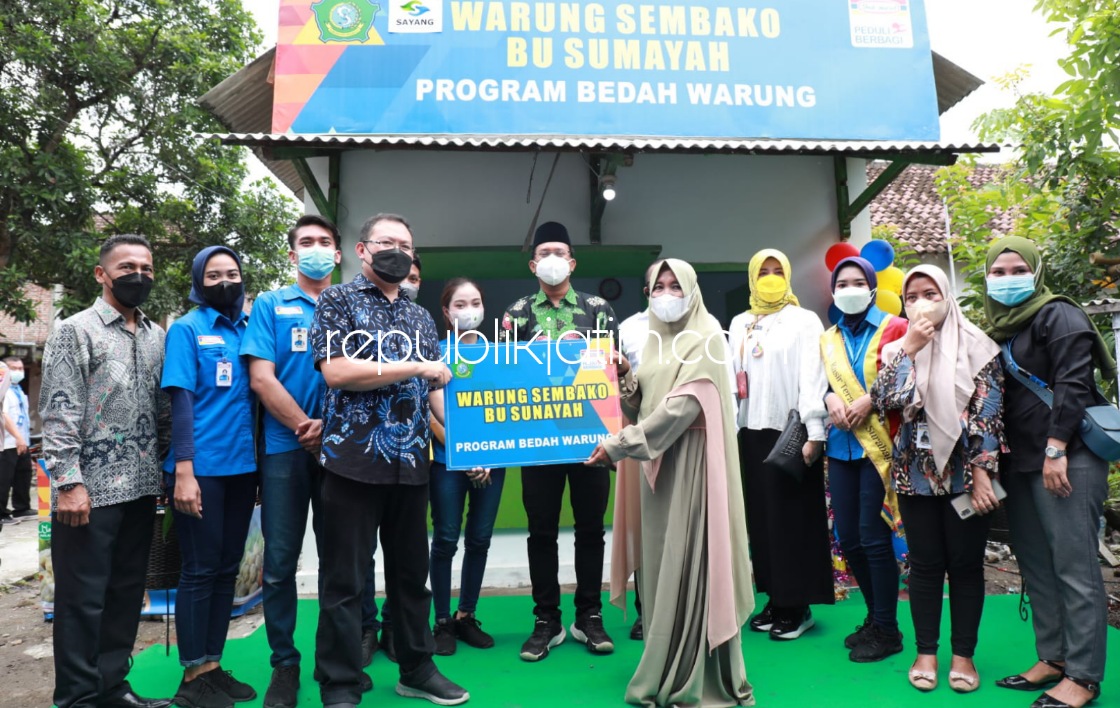 BEDA - Bupati Sidoarjo Ahmad Muhdlor Ali meluncurkan program Bedah Warung untuk meningkatkan kualitas warung pedagang skala mikro di wilayah Sidoarjo salah satunya di Desa Wonomlati, Kecamatan Krembung, Sidoarjo, Rabu (09/02/2022). 