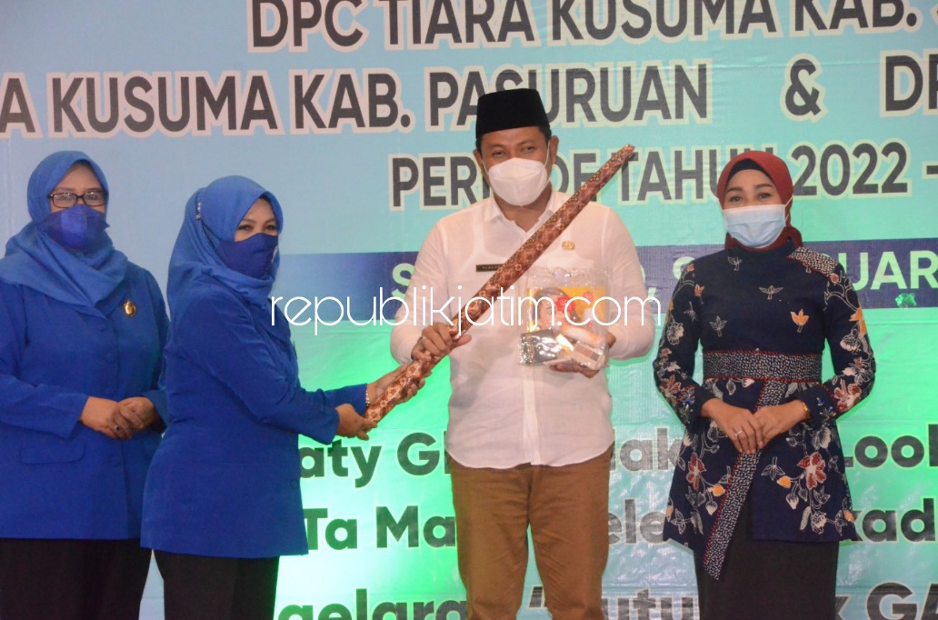 KUKUHKAN - Wakil Bupati Sidoarjo, Subandi mengukuhkan pengurus DPC Tiara Kusuma Kabupaten Sidoarjo periode 2022-2026 sebagai wadah ahli kecantikan dan pengusaha salon di Fave Hotel, Sidoarjo, Rabu (09/02/2022).