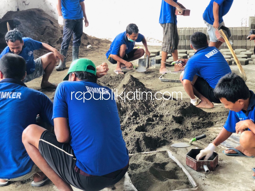 PAVING - Sebanyak 170 warga binaan Lapas IIA Pamekasan Kanwil Kemenkumham Jatim lulusan program rehabilitasi narkotika secara medis dan sosial diajari untuk hidup mandiri dengan diberi keterampilan membuat paving blok, Kamis (10/02/2022).