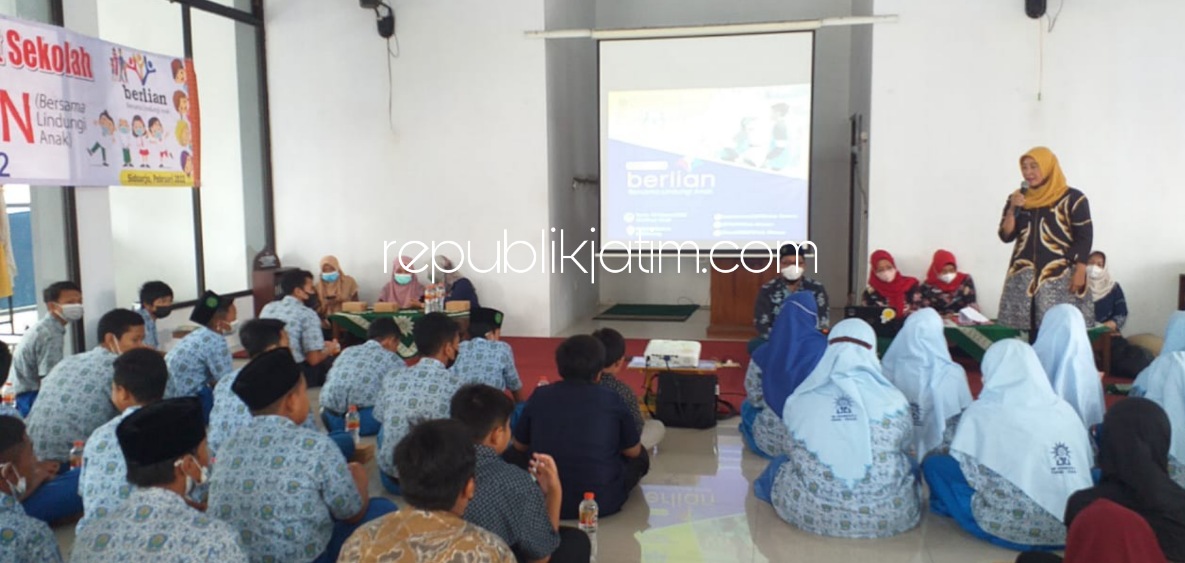 KAMPANYE - Dalam mencegah kekerasan di sekolah Dinas Pemberdayaan Perempuan, Perlindungan Anak dan Keluarga Berencana (DP3AKB) berkampanye program Bersama Lindungi Anak (Berlian) Tahun 2022 di SMP Muhammadiyah 4 Porong, Kamis (10/02/2022).