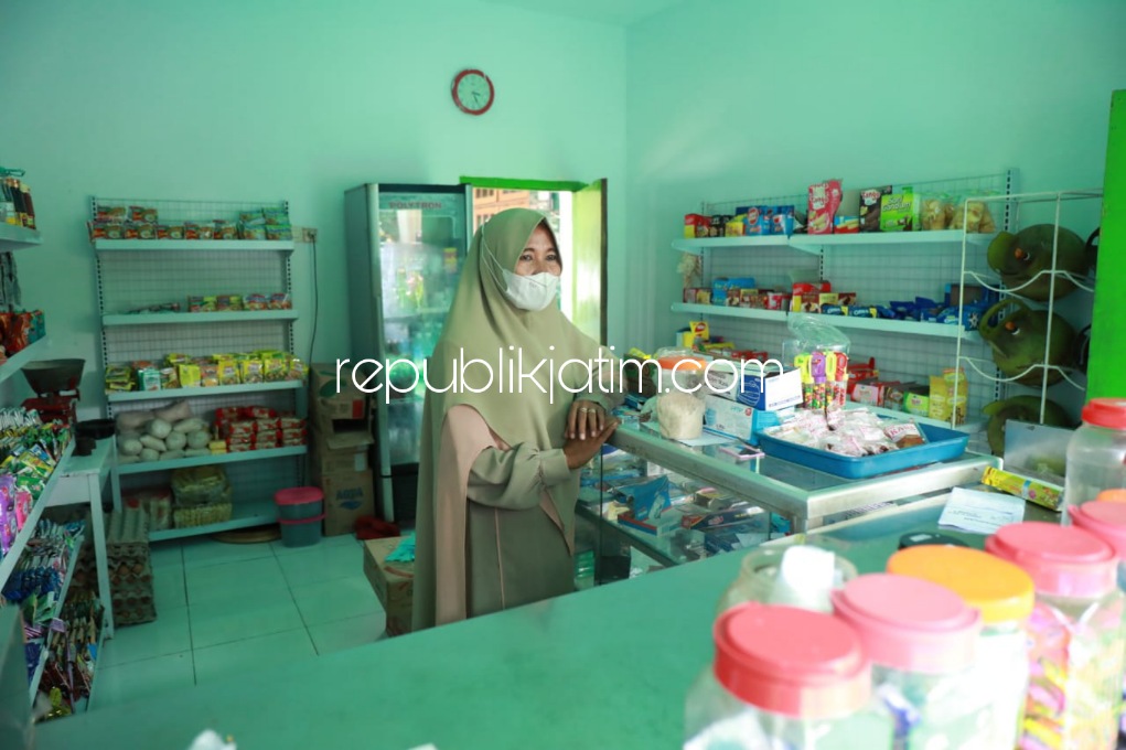 KAGET - Mendapat bantuan Bedah Warung dari Pemkab Sidoarjo bagi Sunayah (52) janda tiga anak itu seperti mimpi karena warung kelontongnya di Desa Wonomlati, Kecamatan Krembung dikunjungi Bupati Sidoarjo Ahmad Muhdlor Ali.