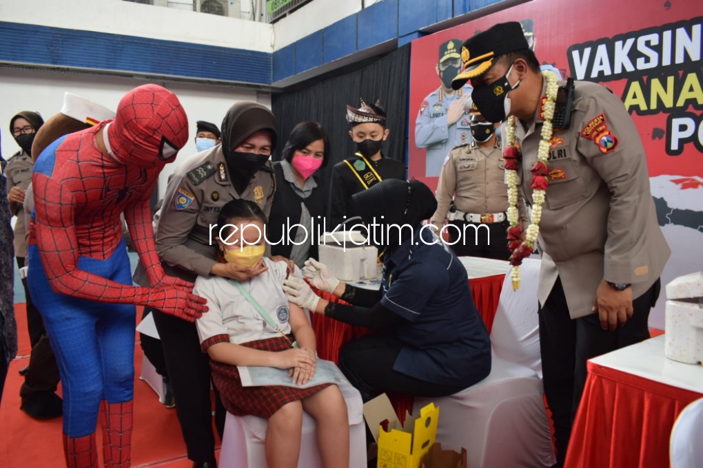 VAKSIN - Kapolresta Sidoarjo Komisaris Besar Polisi Kusumo Wahyu Bintoro meninjau pelaksanaan vaksinasi anak di Anugerah School, Kecamatan Buduran, Sidoarjo, Jumat (11/02/2022) sore.