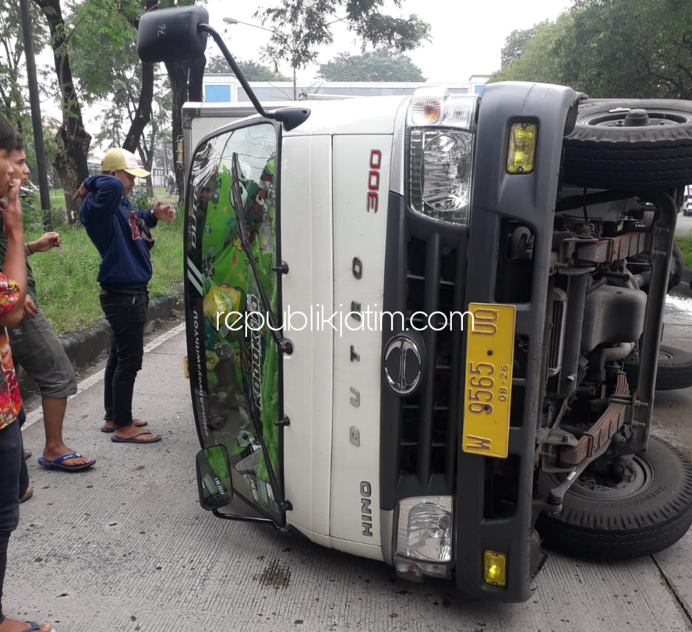TERGULING - Mobil box muatan Ice Cream bernopol W 9565 UQ yang dikemudikan M Hasan warga Desa Bohar, Kecamatan Taman, Sidoarjo terguling di JL Raya Juanda depan kantor Bea Cukai, Kecamatan Sedati, Sidoarjo, Sabtu (12/02/2022).