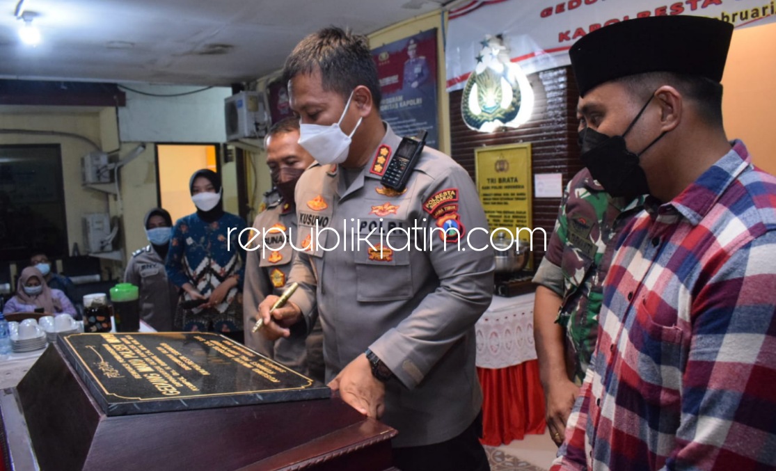 RESMIKAN - Kapolresta Sidoarjo Kombes Pol Kusumo Wahyu Bintoro meresmikan gedung ruangan tahanan, pengurusan SKCK dan ruang kerja Polsek Waru, Sabtu (12/02/2022) malam.