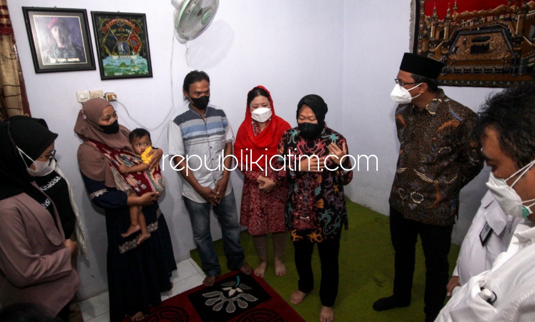 KUNJUNGI - Mensos RI, Tri Rismaharini dan Bupati Sidoarjo, Ahmad Muhdlor mengunjungi Muhammad Haidar Dhanu Abrisam (2) balita yang mengalami kelainan atresia ani (tidak memiliki anus) di Desa Ketegan, Kecamatan Tanggulangin, Sidoarjo, Senin (14/02/2022).