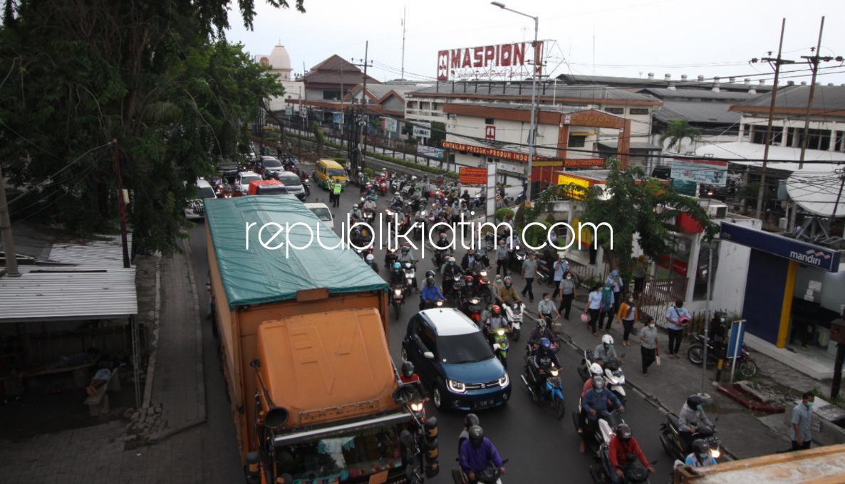 MACET - Kondisi JL Raya Sidoarjo - Surabaya di Bundaran Aloha tampak macet bakal terurai dengan pelebaran pertigaan Bangah - Aloha, Kecamatan Gedangan, Sidoarjo dengan menggusur 52 bangunan di atas lahan TNI AL, Selasa (15/02/2022).