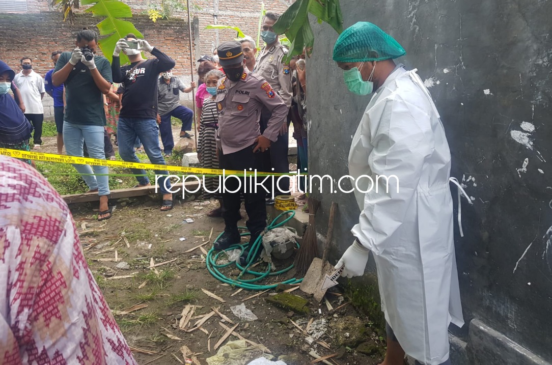 OLAH TKP - Para petugas Polsek Wonoayu dan Polresta Sidoarjo menggelar olah TKP penemuan mayat bayi membusuk yang dibungkus plastik hitam di pekarangan Mustofa warga Desa Simo Angin-Angin, Kecamatan Wonoayu, Sidoarjo, Selasa (15/02/2022) sore.