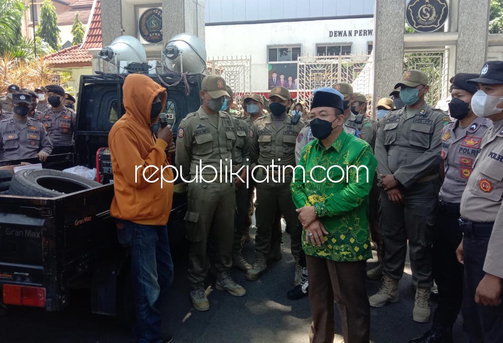 DEMO - Ketua DPRD Sidoarjo, Usman menemui para pendemo dari perwakilan warga Kecamatan Krian dan mahasiswa Umsida yang menuntut seleksi dan rekruitmen pegawai RSUD Krian yang dinilai tidak transparan, Rabu (16/02/2022).