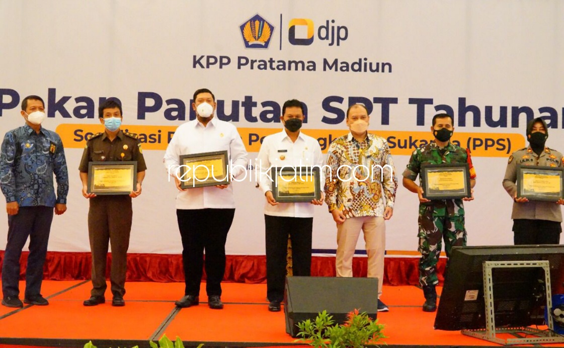 PENGHARGAAN - Walikota Madiun, Maidi menerima penghargaan dari Kanwil DJP Jatim II karena laporan SPT sebagai apresiasi, Rabu (16/02/2022).