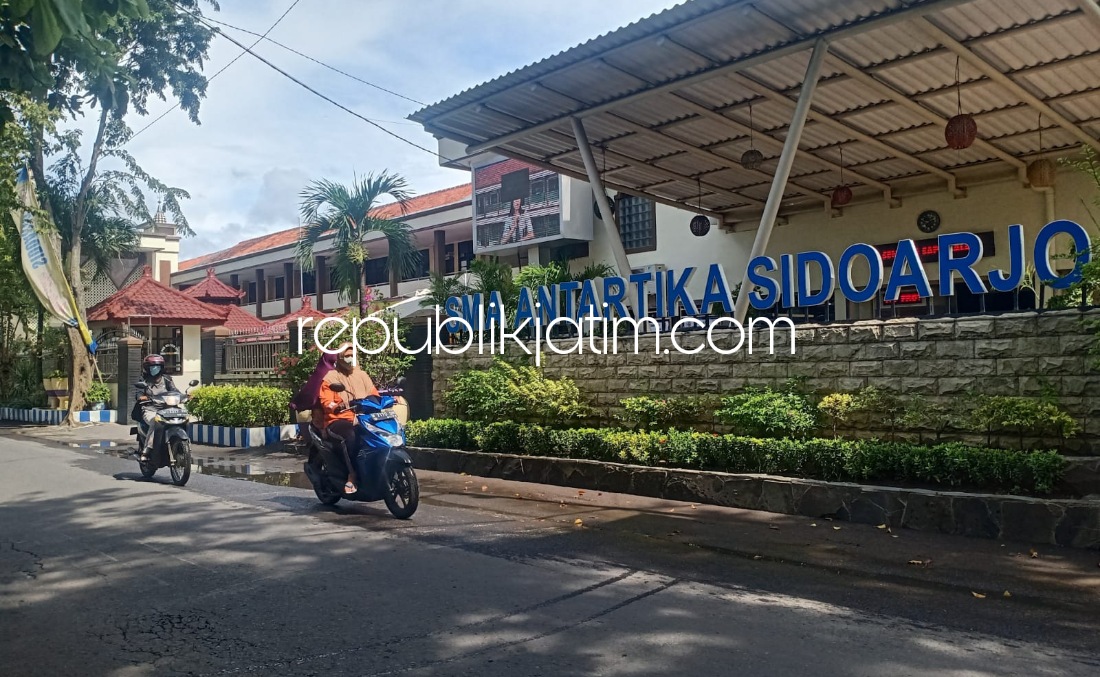 KEBOBOLAN - SMA Antartika Sidoarjo yang ada di JL Raya Desa Siwalanpanji, Kecamatan Buduran, Sidoarjo menjadi sasaran kawanan pencuri yang berhasil menggondol uang tunai Rp 295 juta dan sebuah laptop, Kamis (17/02/2022).