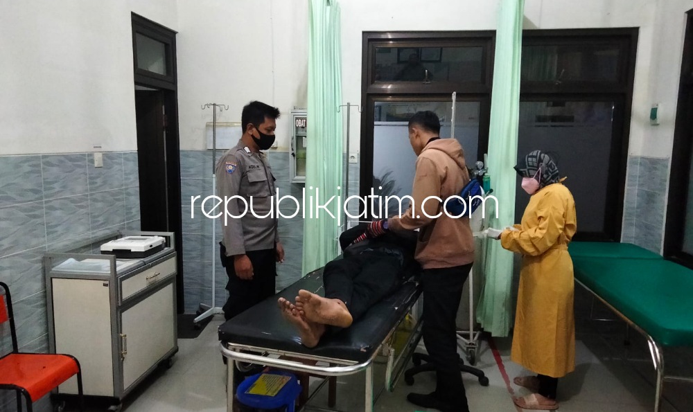 DIRAWAT - Korban kecelakaan motor tabrak mobil Avanza dilarikan ke rumah sakit terdekat di JL Raya Ponorogo - Trenggalek, Desa Besuki, Kecamatan Sambit, Ponorogo, Rabu (17/02/2022) malam.