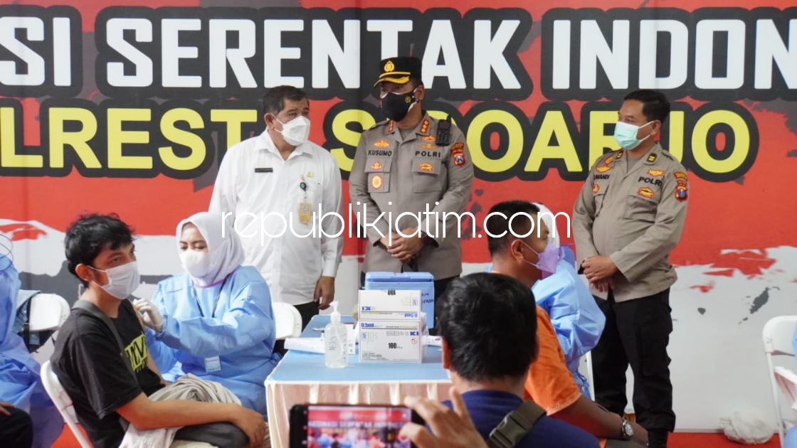 VAKSIN - Kapolresta Sidoarjo Kombes Pol Kusumo Wahyu Bintoro bersama Kepala Dinas Kesehatan Sidoarjo dr Syaf Satriawarman meninjau vaksinasi 1.000 dosis di Lobi Stadion Gelora Delta, Sidoarjo, Jumat (18/02/2022).