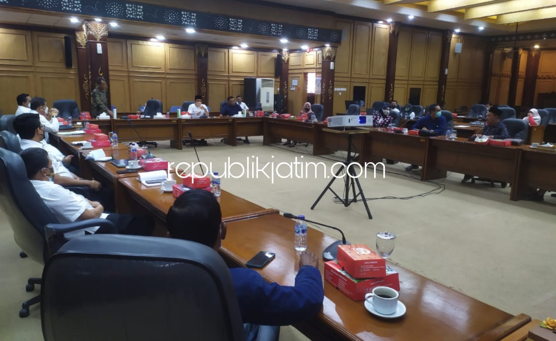 HEARING - Sejumlah anggota dan pimpinan DPRD Sidoarjo menggelar hearing dengan perwakilan warga Krian, Dinas Kesehatan (Dinkes) serta sejumlah OPD lain soal rekruitmen pegawai RSUD Sidoarjo Barat di ruang Paripurna DPRD Sidoarjo, Jumat (18/02/2022) sore.