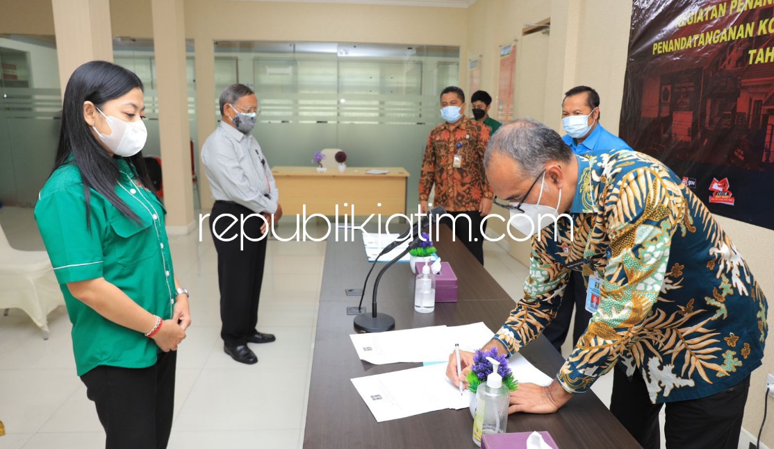 MoU - Plt Kepala Kanwil Kemenkumham Jatim, Wisnu Nugroho Dewanto menandatangani bantuan Rp 4,1 miliar untuk bantuan hukum warga miskin di Jatim melibatkan 65 Pemberi Bantuan Hukum (PBH) terverifikasi, Sabtu (19/02/2022).