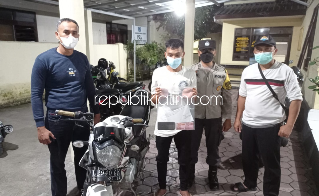 DIRINGKUS - Tersangka pencurian, Nurhadi Saputra (27) warga Lamongan bersama barang buktinya saat di amankan polisi di Polsek Babadan, Sabtu (19/02/2022). 