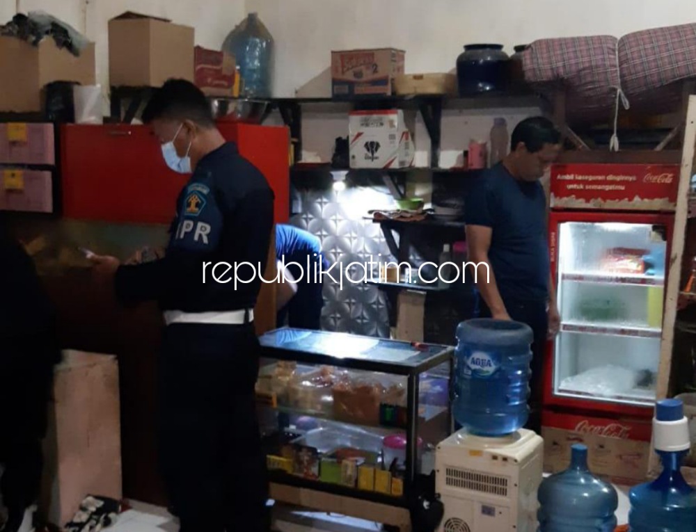 RAZIA - Sejumlah petugas Lapas dan Rutan Surabaya menggelar razia di sejumlah blok hunian pada akhir pekan, Sabtu (19/02/2022) malam. 