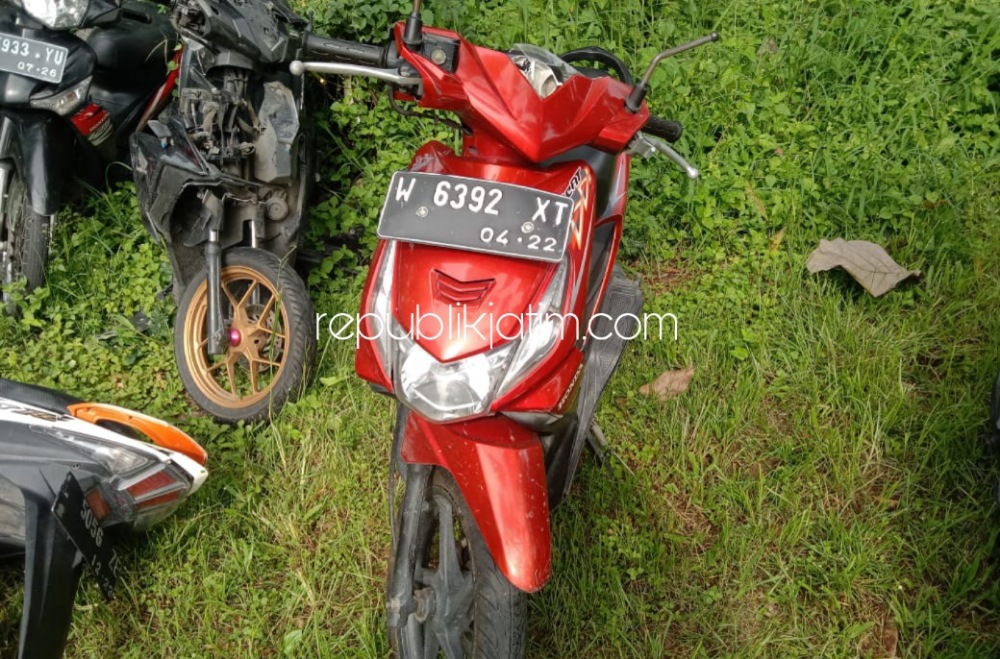 BERUNTUN - Tabrakan beruntun melibatkan tiga motor pelajar terjadi di Pertigaan Depan Toko Bangunan UD Mandiri JL Raya Tanggul, Kecamatan Wonoayu, Sidoarjo hingga menyebabkan empat pelajar terluka dilarikan ke rumah sakit, Senin (21/02/2022).