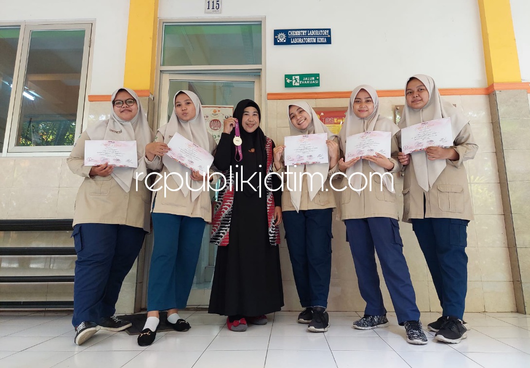 MEDALI - Para siswa dan guru Smamda menunjukkan sejumlah medali emas dan perak serta hasil karya ilmiahnya yang diraih dari hasil mengikuti lomba karya Ilmiah baik berskala nasional, Asian dan internasional selama setahun terakhir, Senin (21/02/2022).