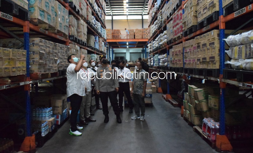 SIDAK - Kapolresta Sidoarjo, Kombes Pol Kusumo Wahyu Bintoro memimpin sidak ketersediaan minyak goreng (Migor) di sejumlah gudang minimarket di Gedangan, Sidoarjo, Senin (21/02/2022). 