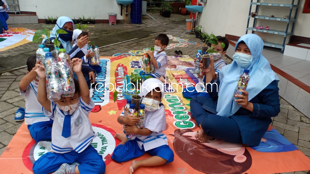 HARI SAMPAH - Sejumlah siswa - siswi dan guru KB TK Al Muslim Waru, Sidoarjo memperingati Hari Sampah Nasional dengan kegiatan bersih-bersih dan pemilahan sampah plastik hingga membuat ecobrick, Senin (21/02/2022).