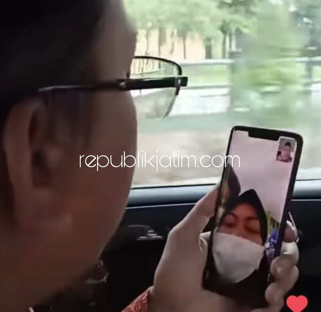 VIDEO CALL - Bupati Sidoarjo, Ahmad Muhdlor Ali (Gus Muhdlor) video call dengan Ahmad Rizal penderita kelainan usus keluar yang bakal segera dioperasi di Rumah Sakit dr Soetomo, Surabaya, Senin (21/02/2022).