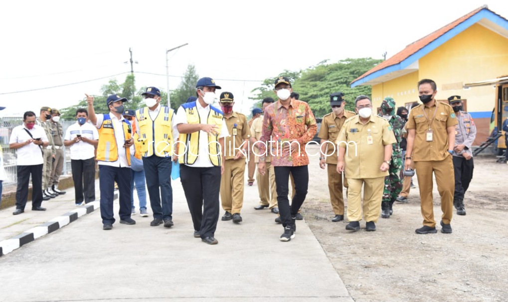 KUNJUNGAN - Bupati Sidoarjo, Ahmad Muhdlor Ali (Gus Muhdlor) menerima kunjungan rombongan anggota Komisi V DPR RI bersama Dirjen Sumber Daya Air Kementerian PUPR, Ir Jarot Widyoko di Long Storage Kalimati, Kecamatan Tarik, Sidoarjo, Senin (21/02/2022). 