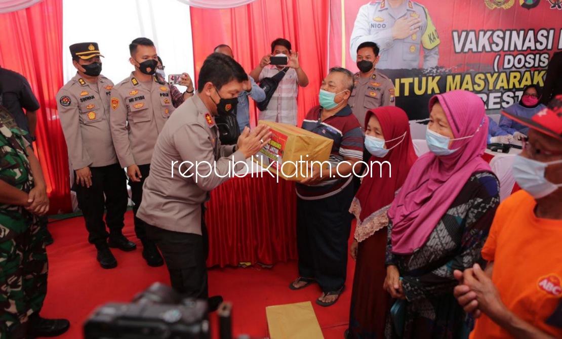 TINJAU - Kapolda Jatim Irjen Pol Nico Afinta dan pejabat utama Polda Jatim dan Kapolresta Sidoarjo Kombes Pol Kusumo Wahyu Bintoro meninjau vaksinasi dosis ketiga (booster) dan membagi sembako ke peserta di Desa Suko, Sukodono, Selasa (22/02/2022).