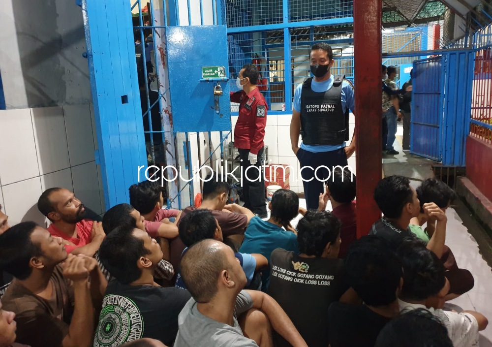 RAZIA - Sejumlah petugas Lapas Sidoarjo dan Kemenkumham Jatim menggelar razia dan Blok A dan W Lapas Sidoarjo sekaligus tes urine warta binaan, Selasa (22/02/2022) malam.
