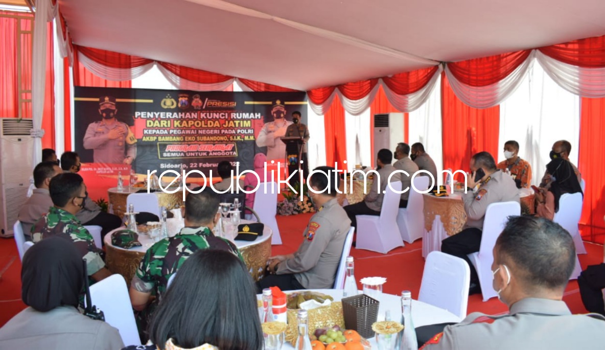 SERAHKAN - Kapolda Jawa Timur Irjen Pol Nico Afinta menyerahkan kunci rumah berlokasi di Perumahan Imperial Havana, Kecamatan Sukodono, Sidoarjo kepada salah satu anggotanya yakni AKBP Bambang Eko Subandono, Selasa (22/02/2022).