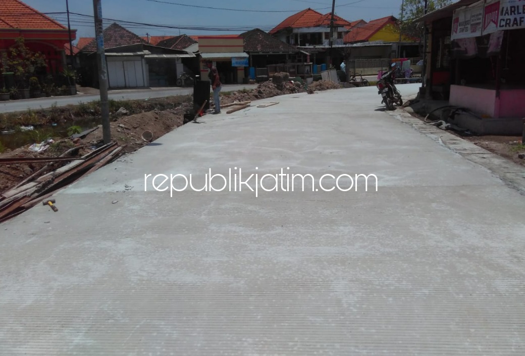 BETON - Bupati Sidoarjo Ahmad Muhdlor Ali memastikan betonisasi jalan sepanjang 21 kilometer bakal dimulai bulan Maret 2022 mendatang seperti sejumlah ruas jalan yang selesai dicor akhir Desember 2021 kemarin.