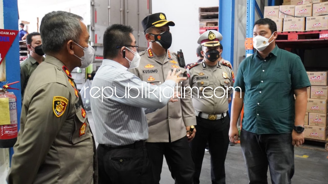 SIDAK - Kapolresta Sidoarjo Komisaris Besar Polisi Kusumo Wahyu Bintoro, melakukan sidak langsung ke pabrik minyak goreng di Waru, PT Megasurya Mas, Kamis (24/02/2022).