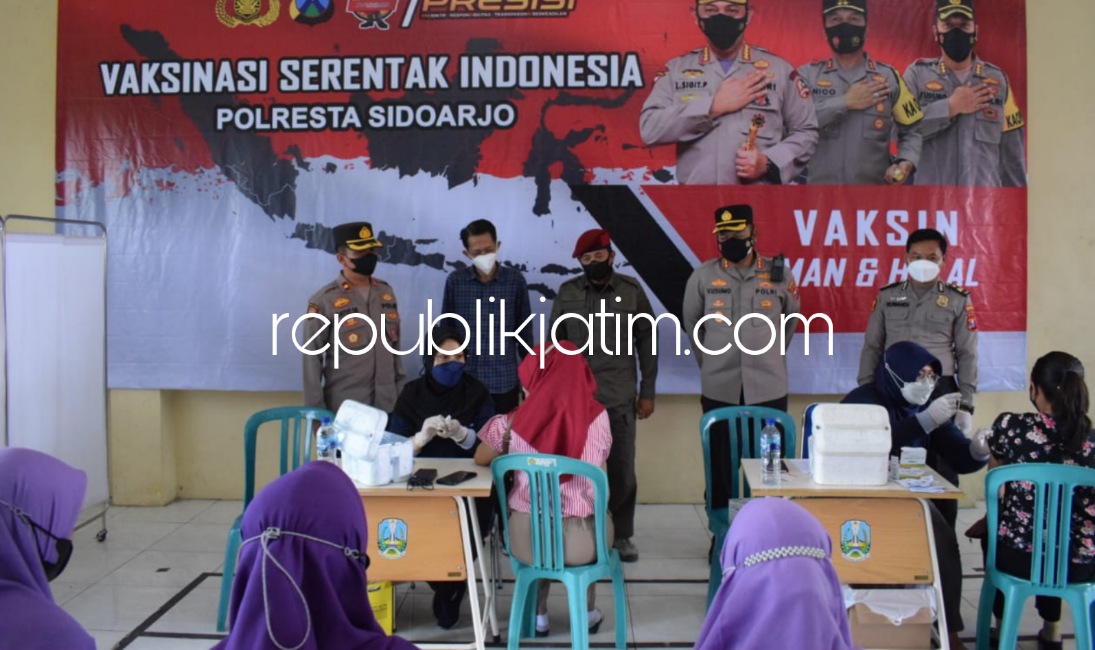 VAKSIN - Kapolresta Sidoarjo, Kombes Pol Kusumo Wahyu Bintoro mengecek akselerasi vaksinasi Covid-19 khususnya dosis ketiga di Mitra Sehat Mandiri, Krian, Sidoarjo sebanyak 1.000 dosis vaksin Astra Zeneca, Jumat (25/02/2022).