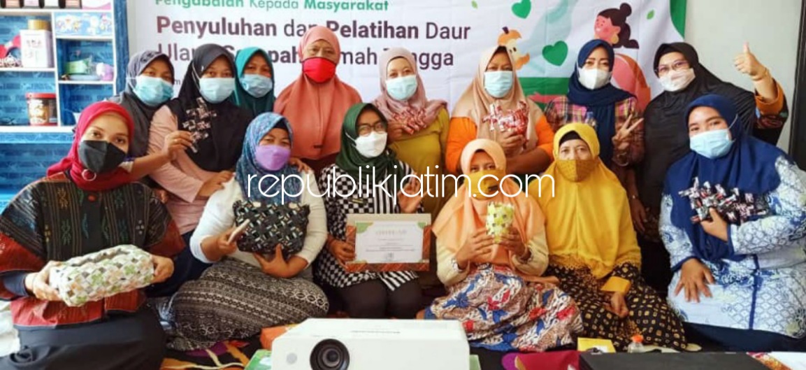 DAUR ULANG - Ketua Abdimas, Inggit Marodiyah bersama tim dosen Umsida mengajak warga Desa Kajartengguli, Kecamatan Prambon, Sidoarjo mengikuti penyuluhan dan pelatihan daur ulang sampah rumah tangga, Jumat (25/02/2022).