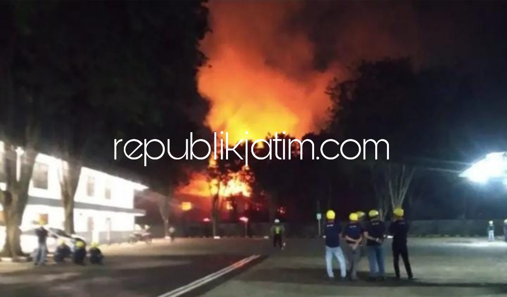 TERBAKAR - Gedung perkantoran PT Aldaka Selo Indah di JL Raya Sidorejo, Kecamatan Krian, Sidoarjo ludes terbakar akibat hubungan arus pendek aliran listrik, Jumat (25/02/2022) malam.