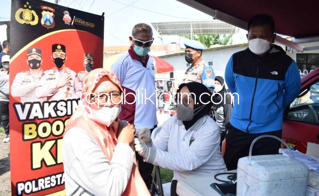 VAKSINASI - Mengisi akhir pekan Kapolresta Sidoarjo Kombes Pol Kusumo Wahyu Bintoro bersama anggota olahraga jalan sehat bersama sekaligus gelar vaksinasi di Pasar Sidokerto, Kecamatan Buduran, Sabtu (26/02/2022).