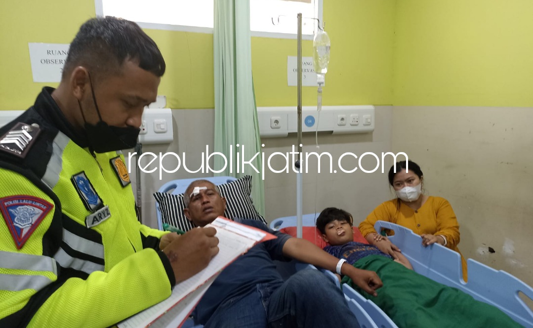 DIRAWAT - Sejumlah petugas Lantas mendata para korban terluka yang dirawat di rumah sakit akibat tertabrak truk Tronton Selip di JL Raya Prambon, Sidoarjo, Senin (28/02/2022) sore.