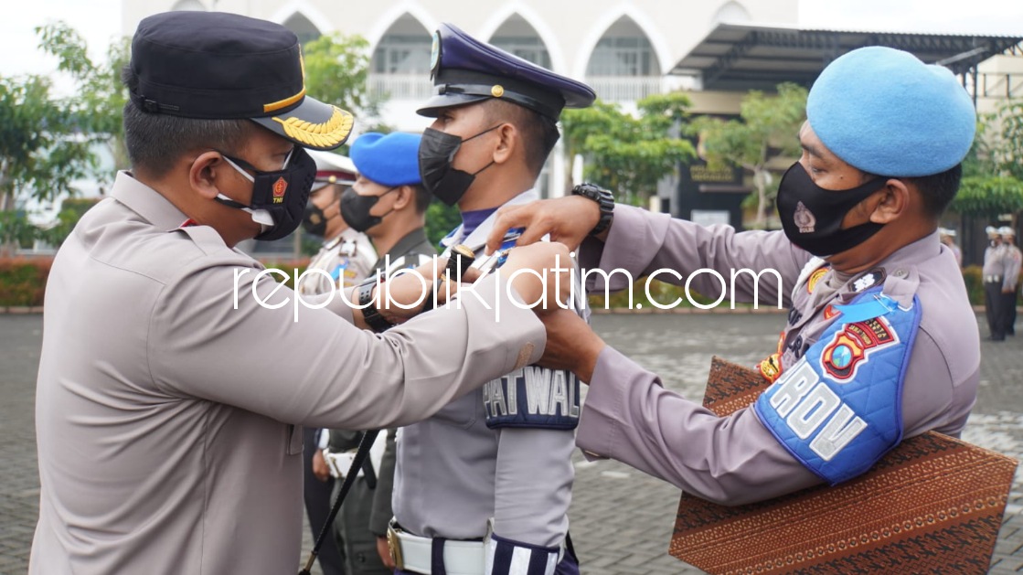 APEL - Operasi Keselamatan Semeru 2022 ditandai apel gelar pasukan yang dipimpin Kapolresta Sidoarjo Kombes Pol Kusumo Wahyu Bintoro melibatkan personik Polri, TNI dan Dinas Perhubungan di Polresta Sidoarjo, Selasa (01/03/2022).
